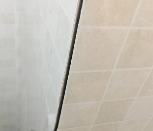 带岭瓷砖空鼓维修公司分享阳台瓷砖脱落的修复过程可以分为以下几个步骤