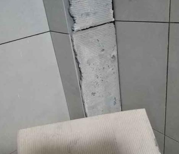 带岭瓷砖空鼓维修公司分享下厨房瓷砖脱落的补救措施。